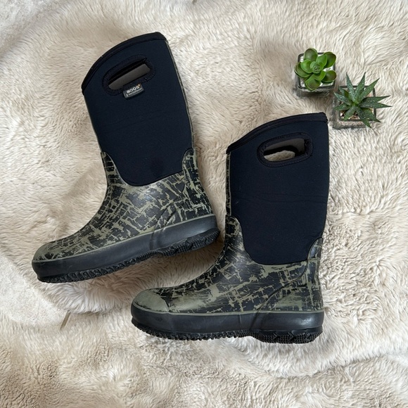 BOGS Winter Boots Waterproof Green Black Size Youth 6 / EU 39 - Picture 1 of 12